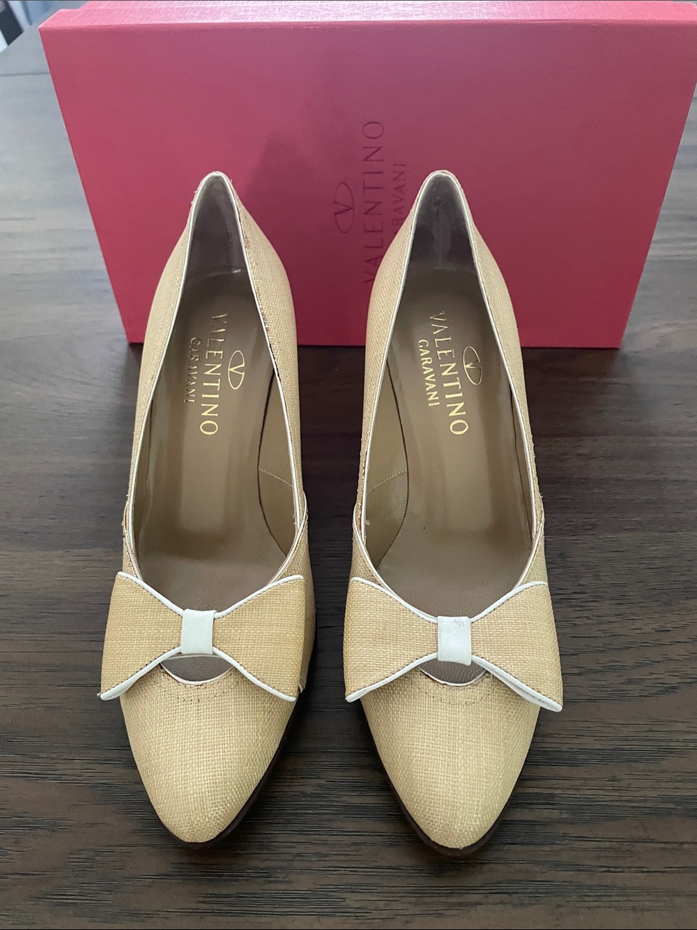 Valentino Garavani Beige and White Bow Pointed Toe Pumps New with Defects